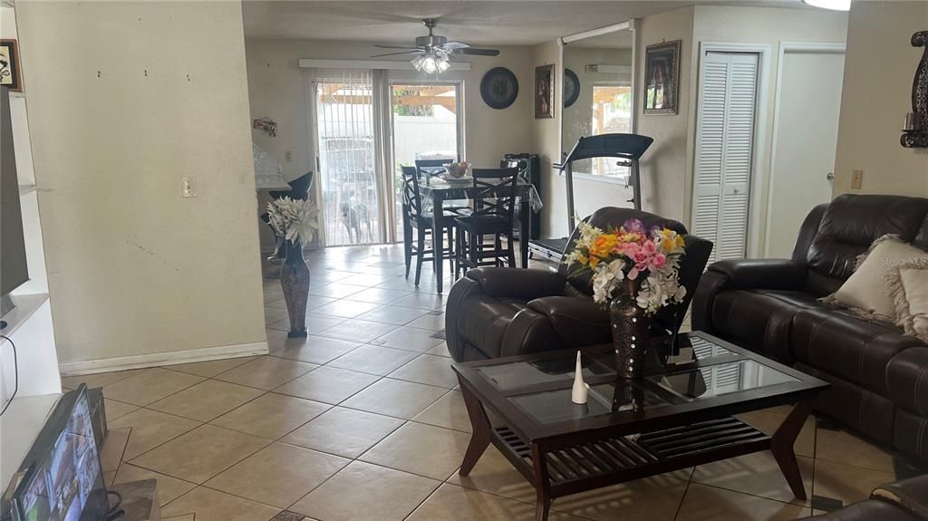 合同活跃: $429,000 (4 贝兹, 3 浴室, 1884 平方英尺)