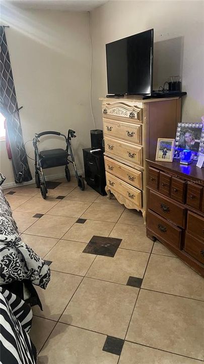 合同活跃: $429,000 (4 贝兹, 3 浴室, 1884 平方英尺)