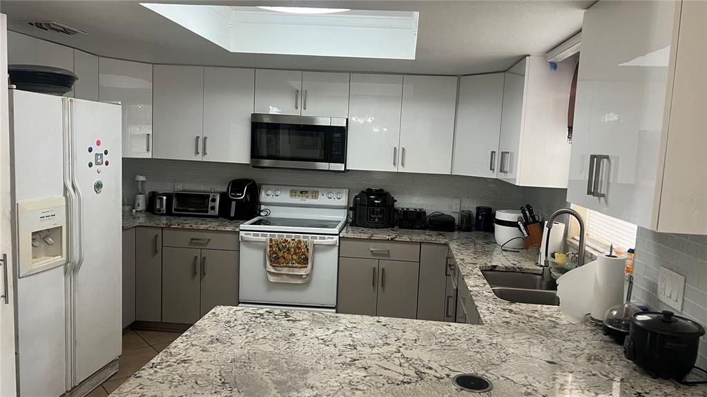 合同活跃: $429,000 (4 贝兹, 3 浴室, 1884 平方英尺)