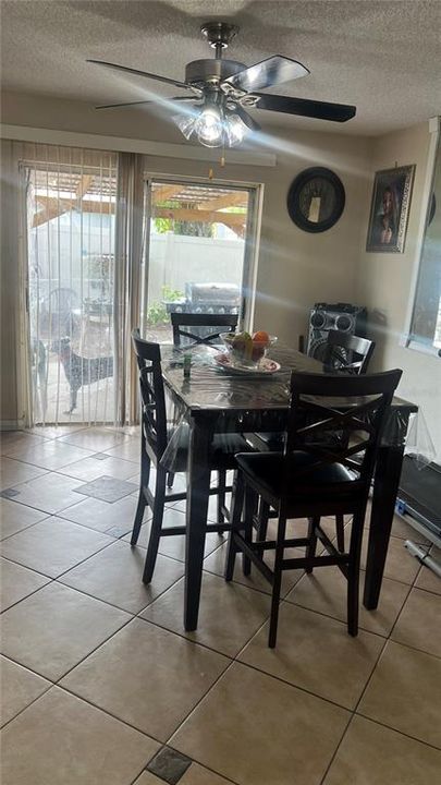 合同活跃: $429,000 (4 贝兹, 3 浴室, 1884 平方英尺)