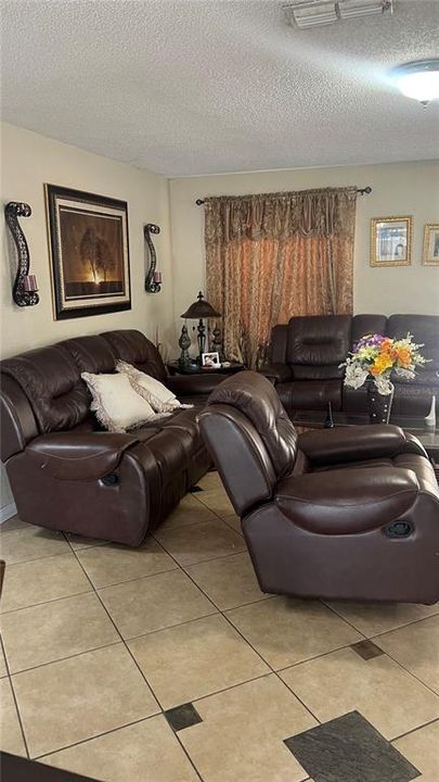 合同活跃: $429,000 (4 贝兹, 3 浴室, 1884 平方英尺)