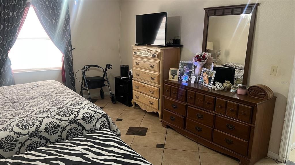 合同活跃: $429,000 (4 贝兹, 3 浴室, 1884 平方英尺)