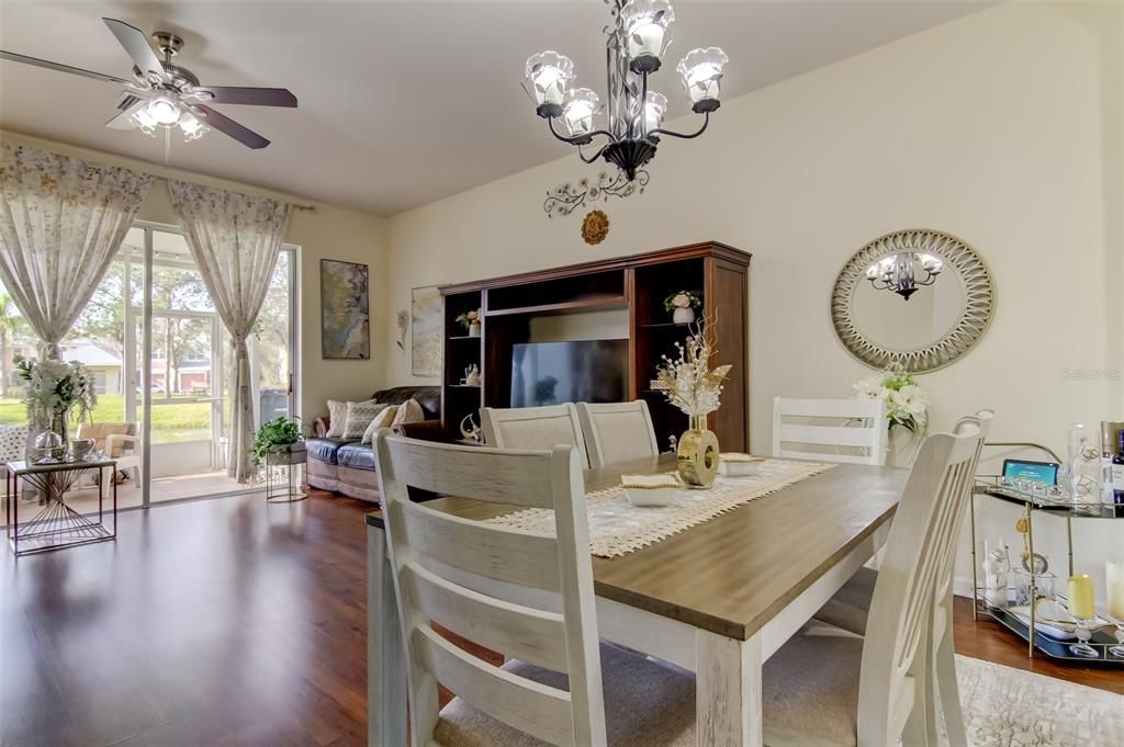 En Venta: $285,000 (3 camas, 2 baños, 1588 Pies cuadrados)