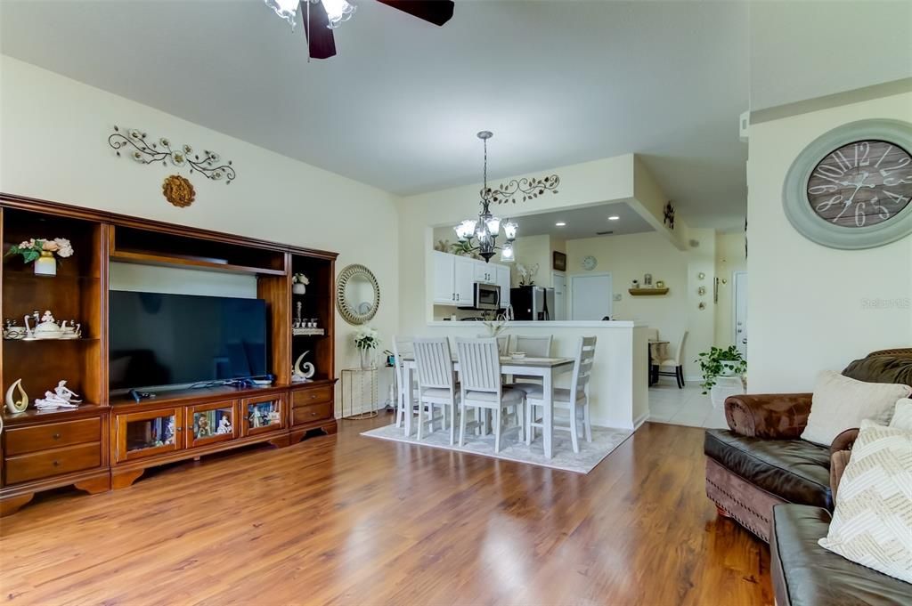 En Venta: $285,000 (3 camas, 2 baños, 1588 Pies cuadrados)