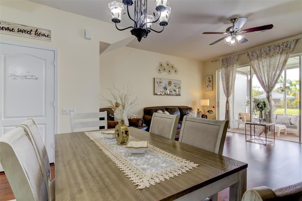 En Venta: $285,000 (3 camas, 2 baños, 1588 Pies cuadrados)