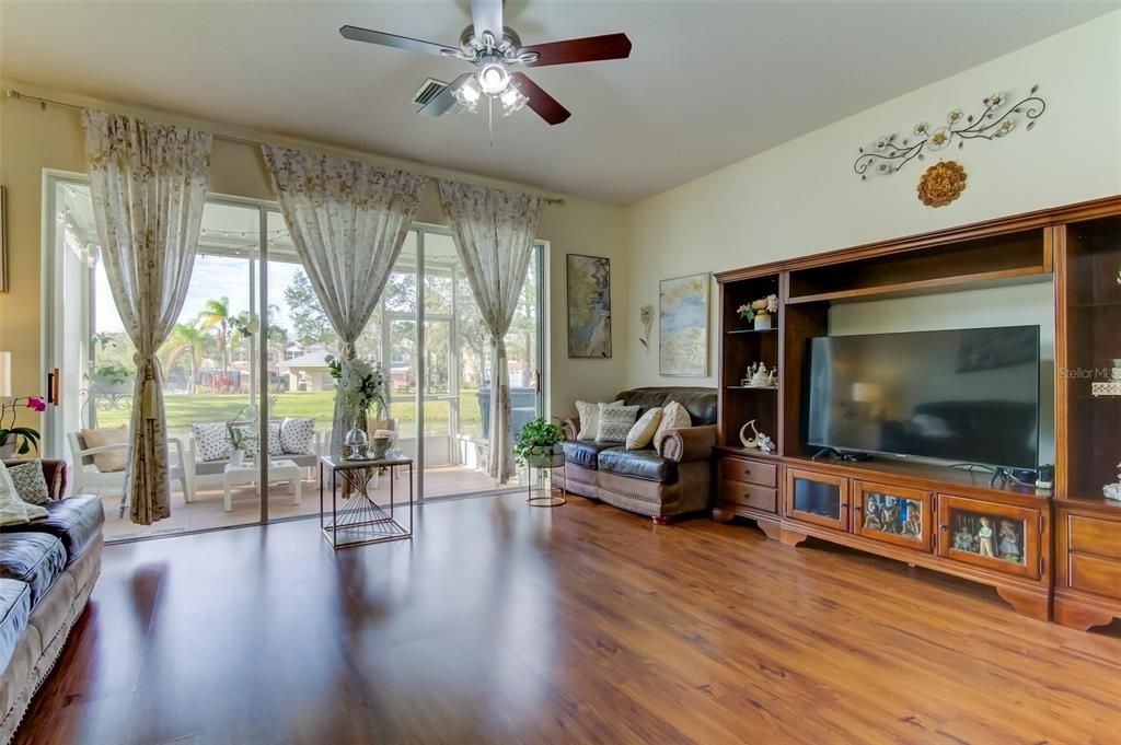 En Venta: $285,000 (3 camas, 2 baños, 1588 Pies cuadrados)