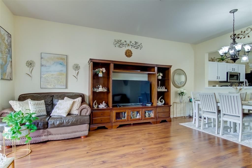 En Venta: $285,000 (3 camas, 2 baños, 1588 Pies cuadrados)