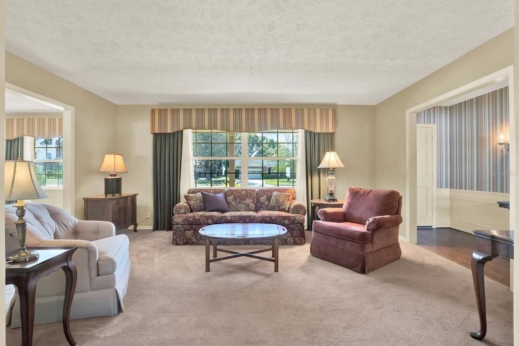 合同活跃: $389,900 (4 贝兹, 2 浴室, 1788 平方英尺)