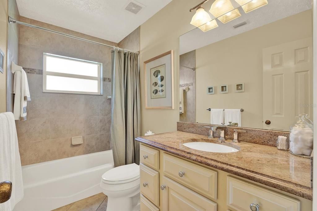 合同活跃: $389,900 (4 贝兹, 2 浴室, 1788 平方英尺)