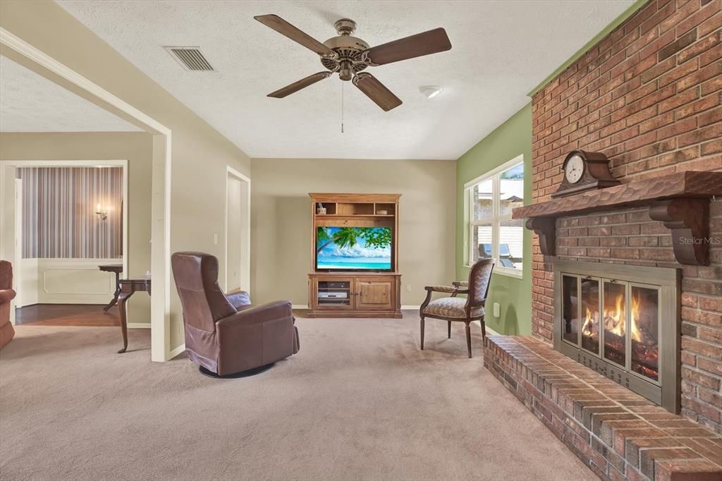 合同活跃: $389,900 (4 贝兹, 2 浴室, 1788 平方英尺)