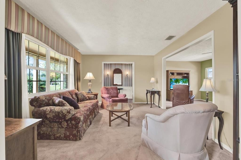 合同活跃: $389,900 (4 贝兹, 2 浴室, 1788 平方英尺)