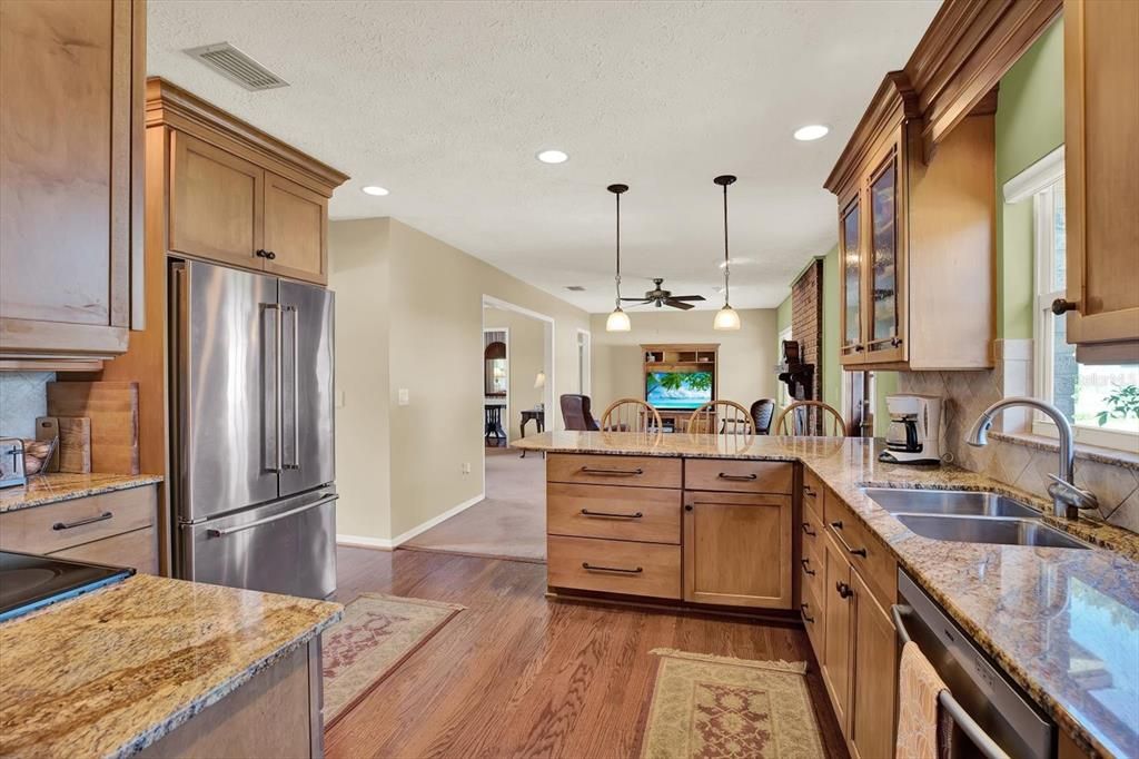 合同活跃: $389,900 (4 贝兹, 2 浴室, 1788 平方英尺)