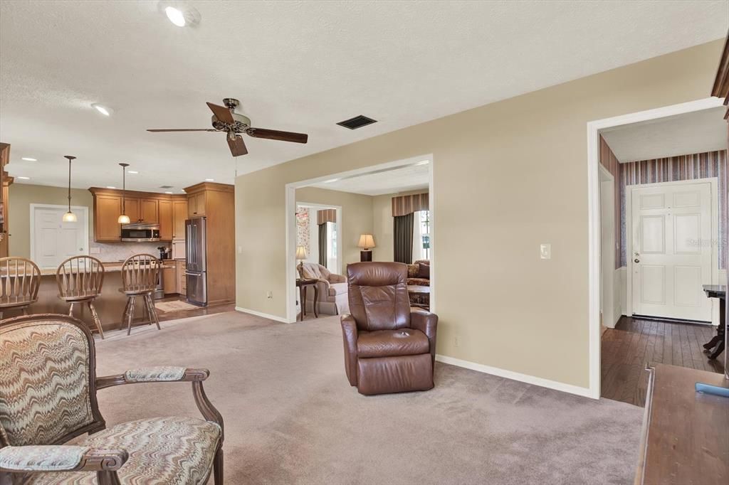 合同活跃: $389,900 (4 贝兹, 2 浴室, 1788 平方英尺)