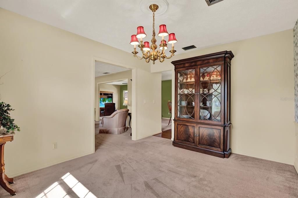 合同活跃: $389,900 (4 贝兹, 2 浴室, 1788 平方英尺)