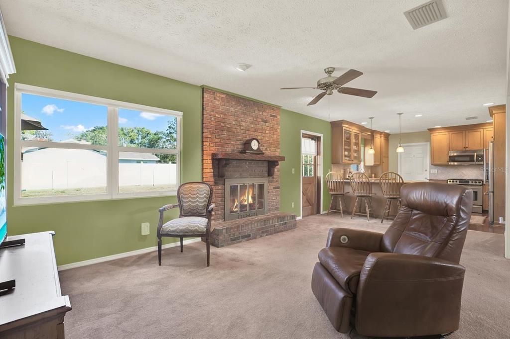 合同活跃: $389,900 (4 贝兹, 2 浴室, 1788 平方英尺)