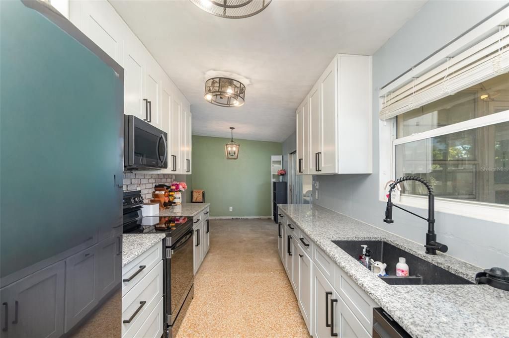 待售: $230,000 (3 贝兹, 2 浴室, 1249 平方英尺)