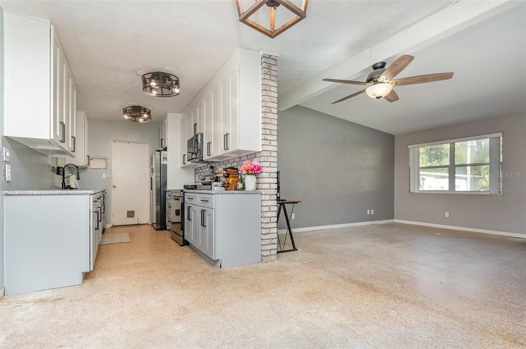 待售: $230,000 (3 贝兹, 2 浴室, 1249 平方英尺)