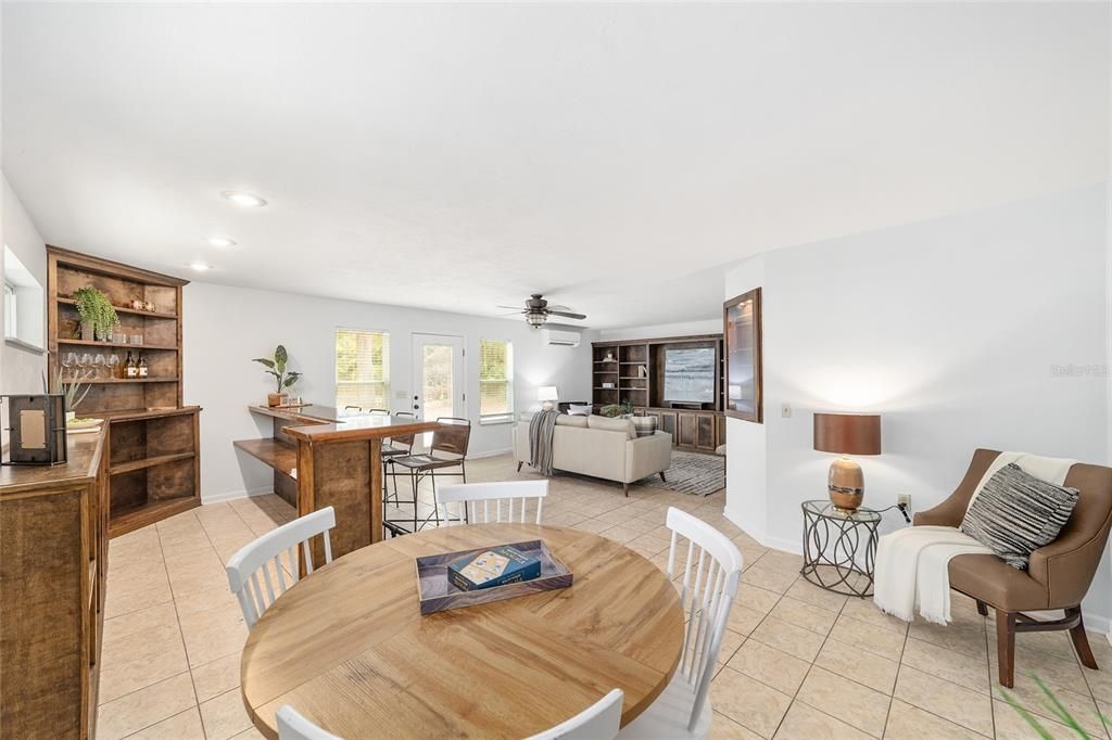 Под контрактом: $327,707 (3 спален, 2 ванн, 1882 Квадратных фут)