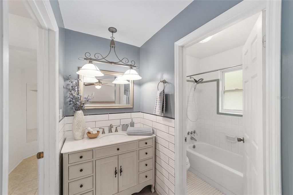 Под контрактом: $327,707 (3 спален, 2 ванн, 1882 Квадратных фут)