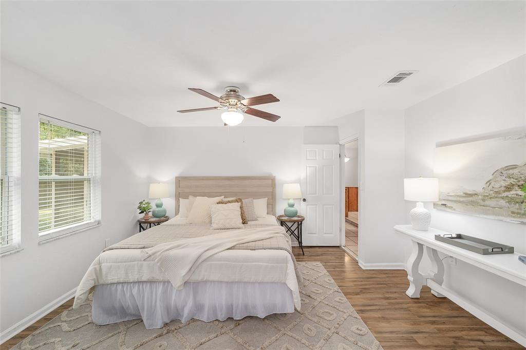 Под контрактом: $327,707 (3 спален, 2 ванн, 1882 Квадратных фут)