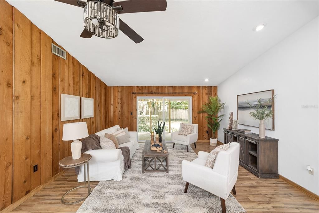 Под контрактом: $327,707 (3 спален, 2 ванн, 1882 Квадратных фут)