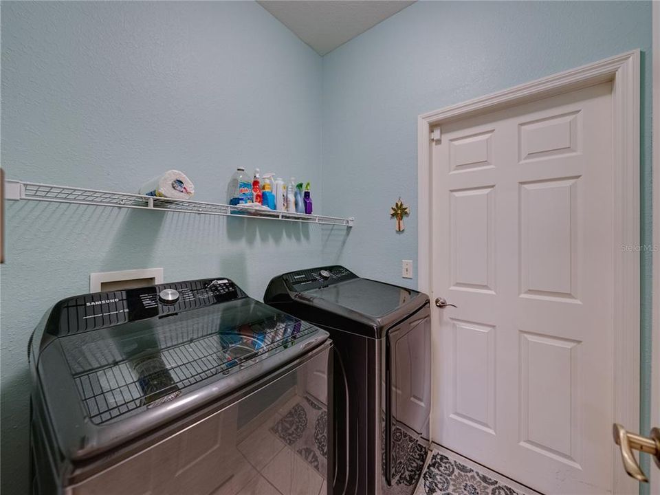 En Venta: $369,900 (3 camas, 2 baños, 2039 Pies cuadrados)