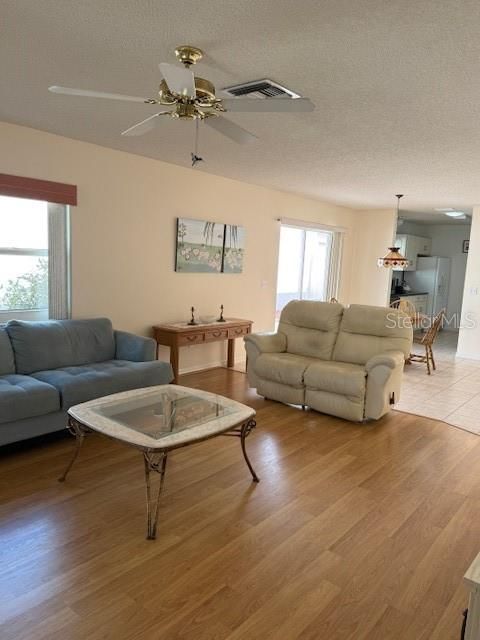 待售: $275,000 (2 贝兹, 2 浴室, 1214 平方英尺)