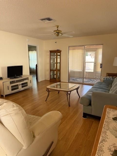 待售: $275,000 (2 贝兹, 2 浴室, 1214 平方英尺)