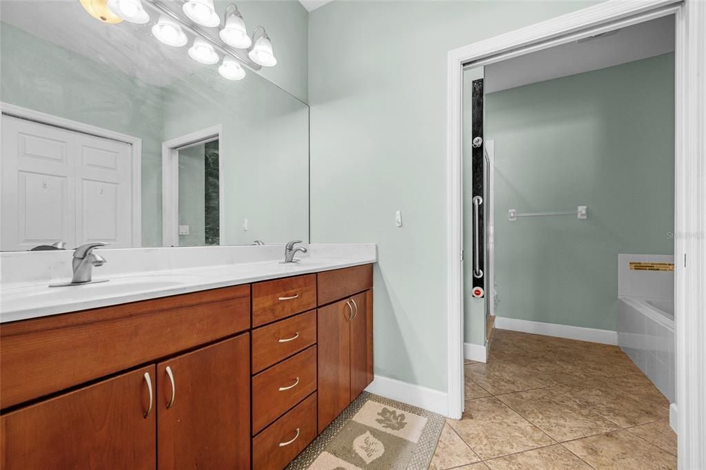 En Venta: $287,000 (2 camas, 2 baños, 1701 Pies cuadrados)