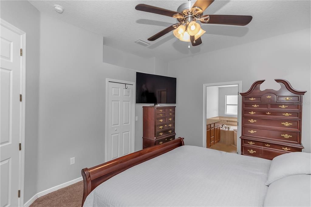 Active With Contract: $352,900 (3 beds, 2 baths, 1868 Square Feet)