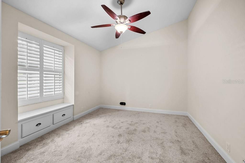 Под контрактом: $725,000 (4 спален, 2 ванн, 2500 Квадратных фут)