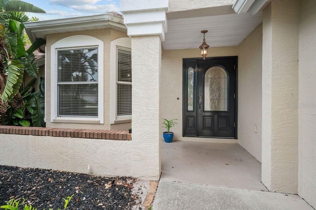 Под контрактом: $725,000 (4 спален, 2 ванн, 2500 Квадратных фут)