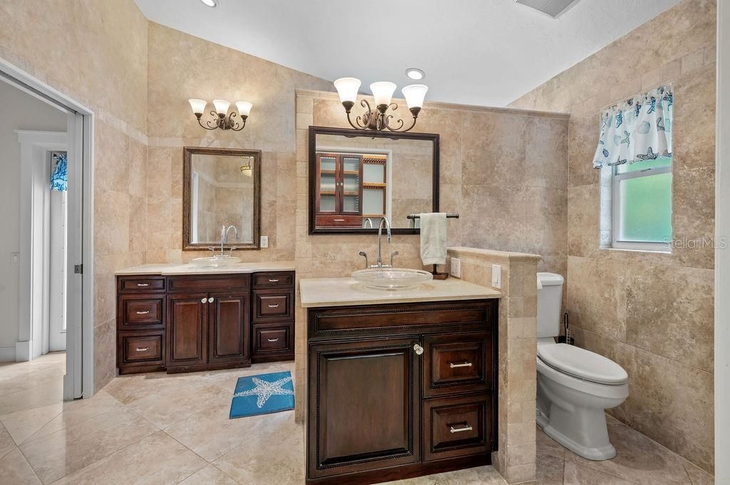 Под контрактом: $725,000 (4 спален, 2 ванн, 2500 Квадратных фут)