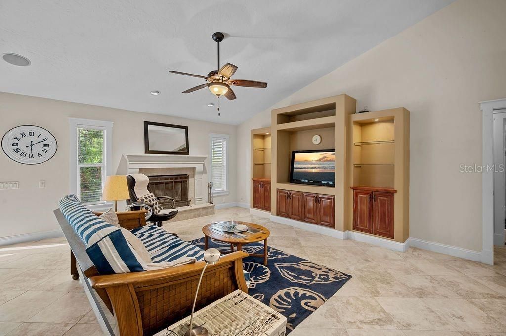 Под контрактом: $725,000 (4 спален, 2 ванн, 2500 Квадратных фут)