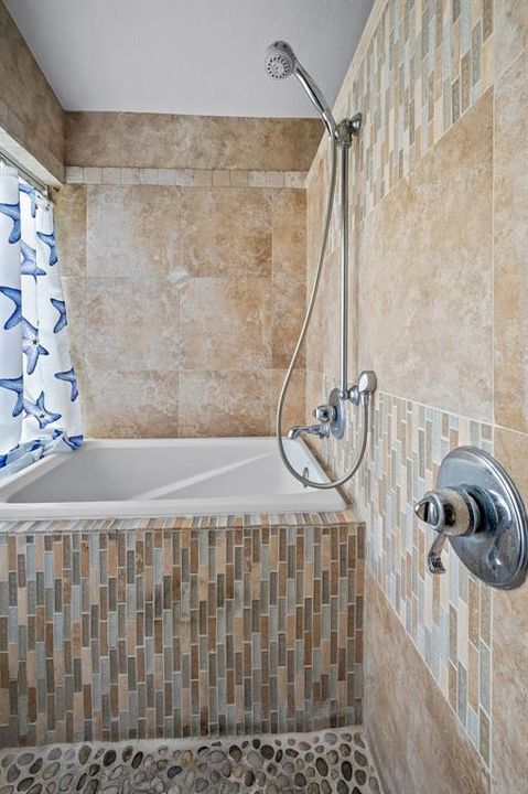 Под контрактом: $725,000 (4 спален, 2 ванн, 2500 Квадратных фут)