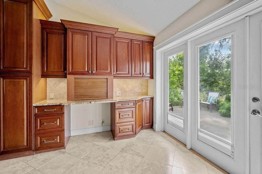 Под контрактом: $725,000 (4 спален, 2 ванн, 2500 Квадратных фут)