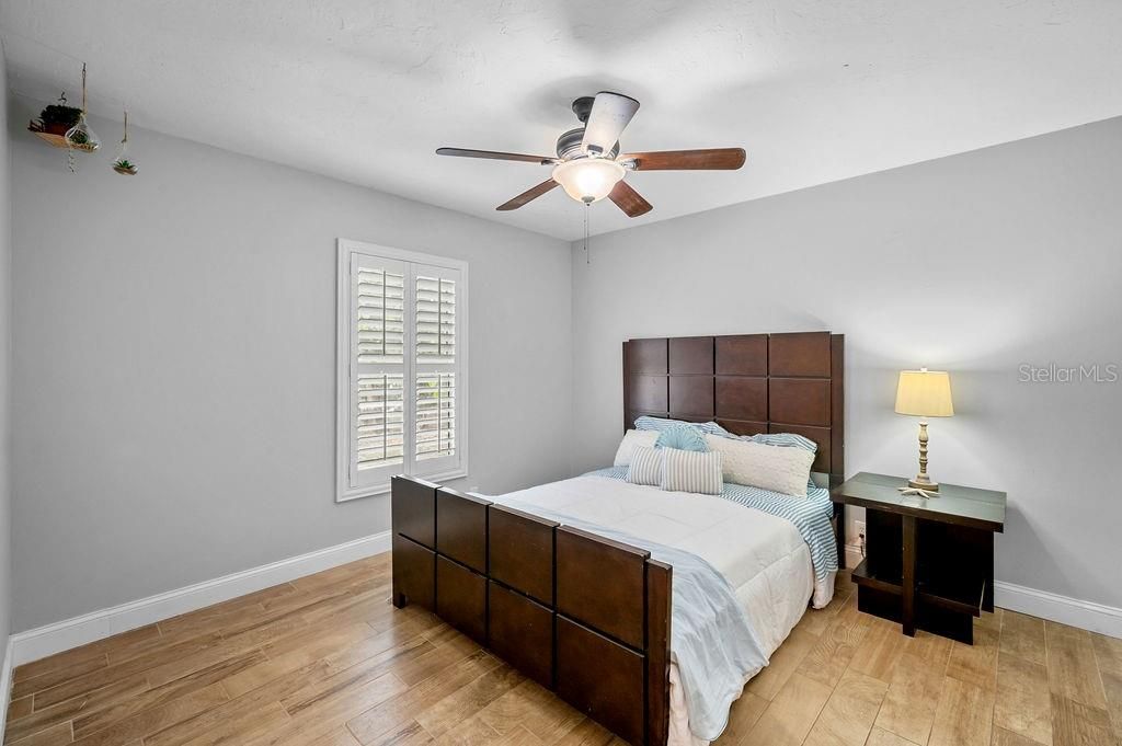 Под контрактом: $725,000 (4 спален, 2 ванн, 2500 Квадратных фут)