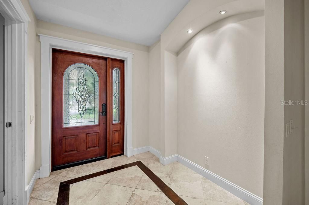 Под контрактом: $725,000 (4 спален, 2 ванн, 2500 Квадратных фут)