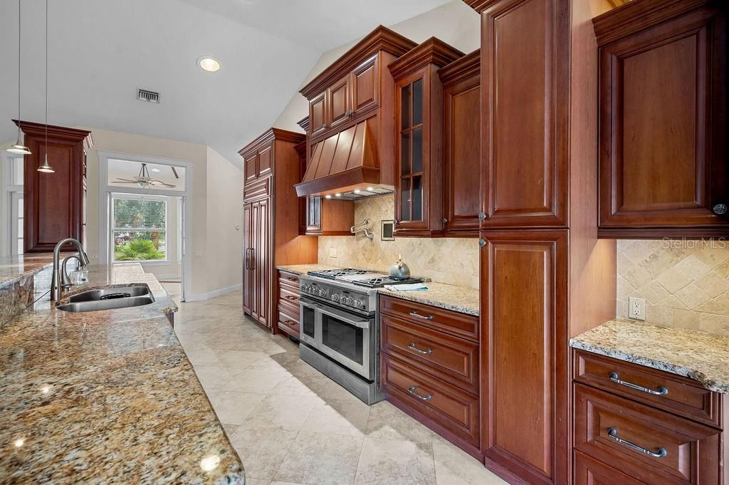 Под контрактом: $725,000 (4 спален, 2 ванн, 2500 Квадратных фут)