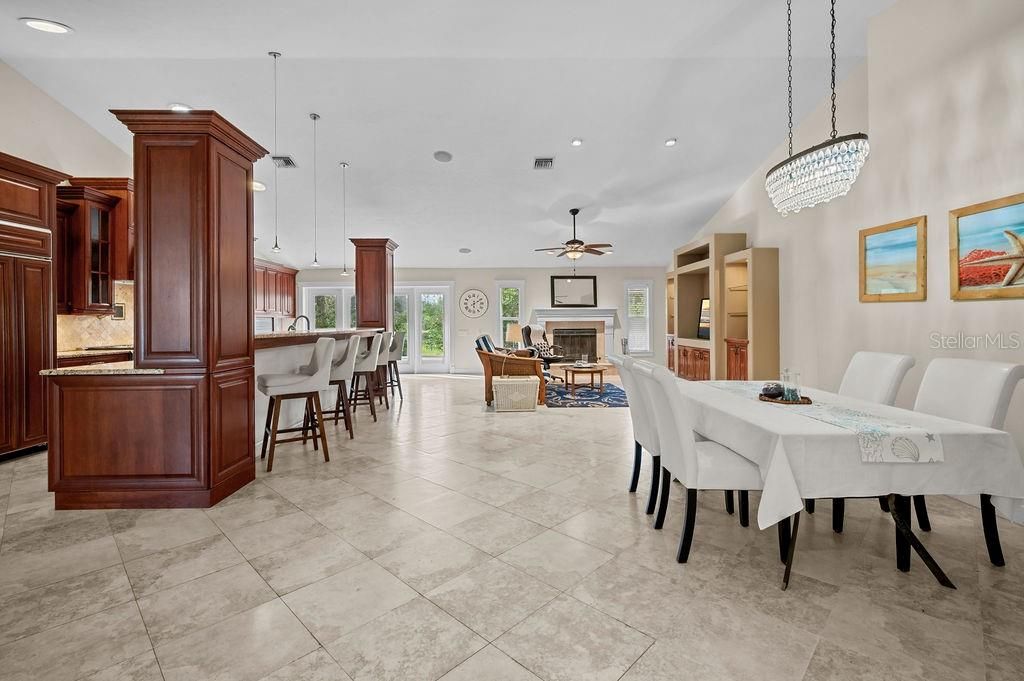 Под контрактом: $725,000 (4 спален, 2 ванн, 2500 Квадратных фут)