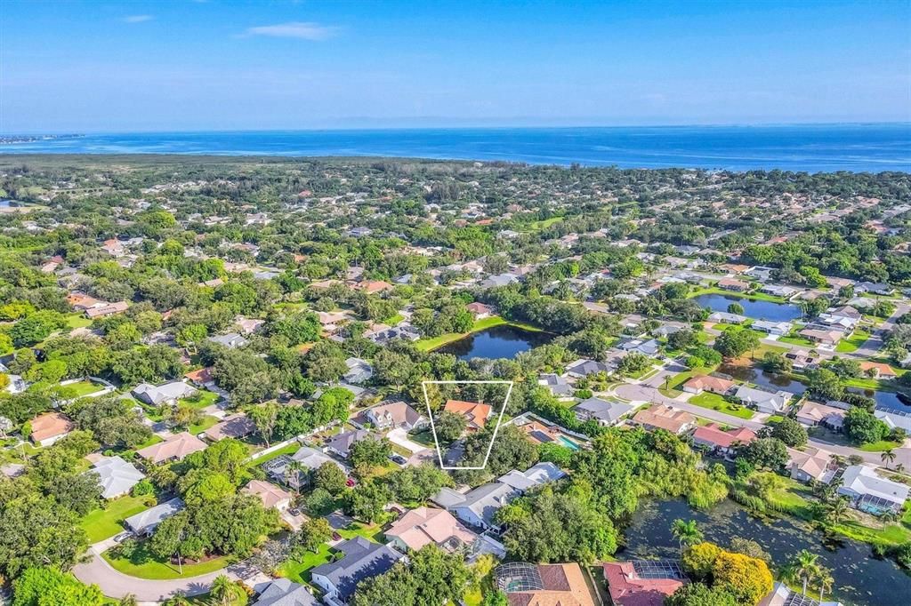 Под контрактом: $725,000 (4 спален, 2 ванн, 2500 Квадратных фут)