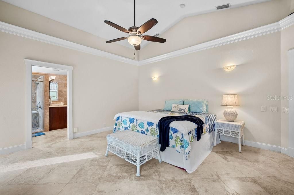 Под контрактом: $725,000 (4 спален, 2 ванн, 2500 Квадратных фут)