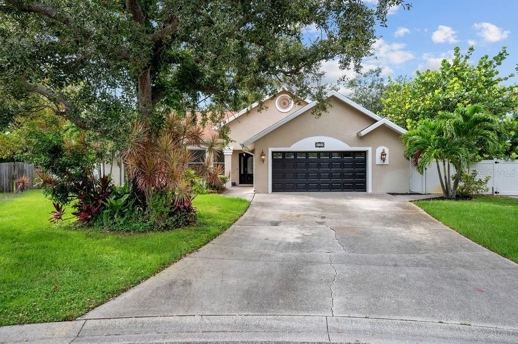 Под контрактом: $725,000 (4 спален, 2 ванн, 2500 Квадратных фут)