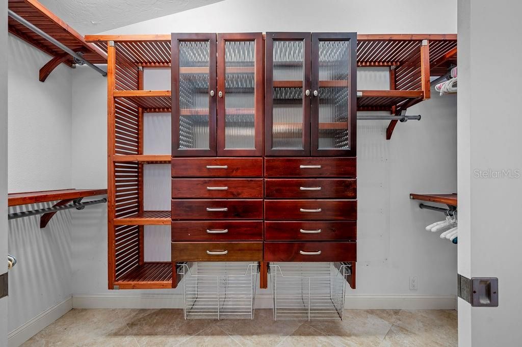 Под контрактом: $725,000 (4 спален, 2 ванн, 2500 Квадратных фут)