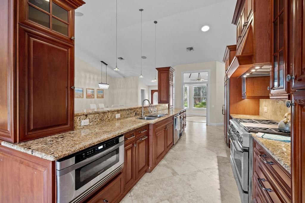 Под контрактом: $725,000 (4 спален, 2 ванн, 2500 Квадратных фут)