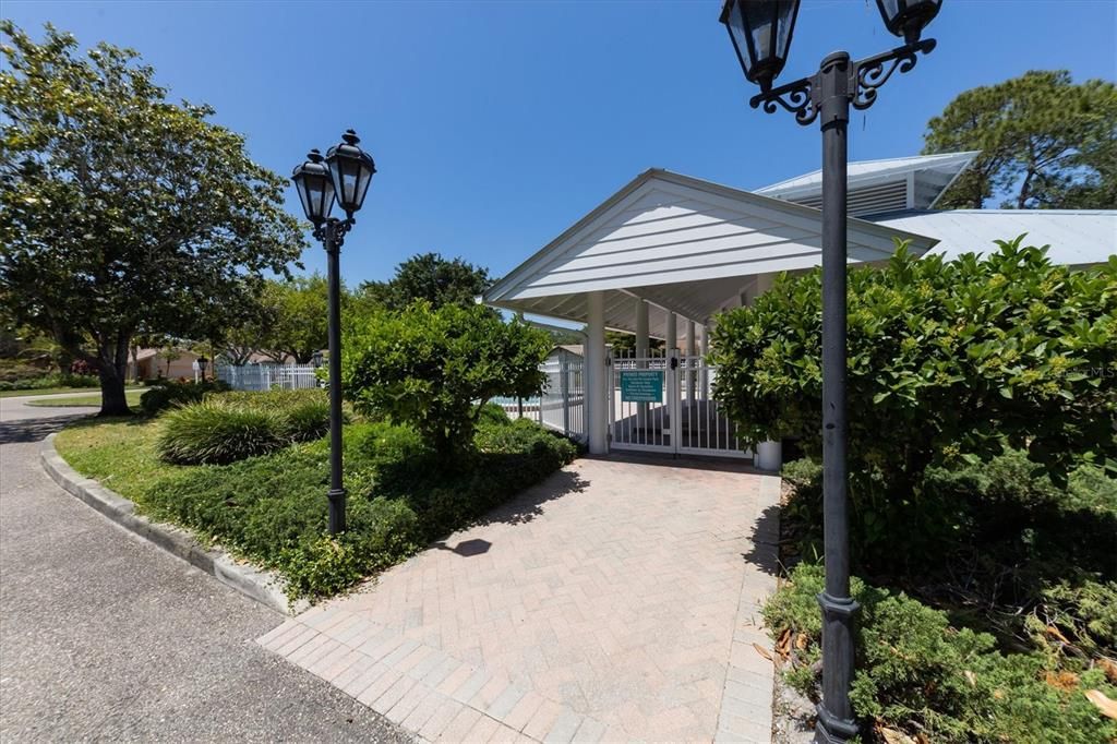 Под контрактом: $725,000 (4 спален, 2 ванн, 2500 Квадратных фут)