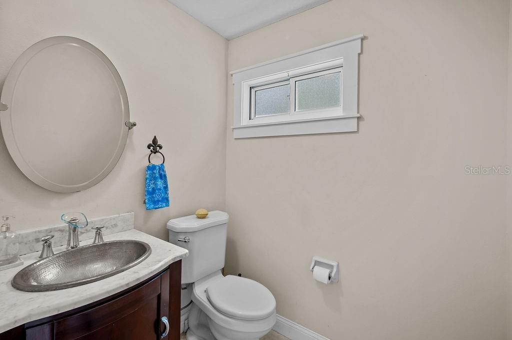 Под контрактом: $725,000 (4 спален, 2 ванн, 2500 Квадратных фут)