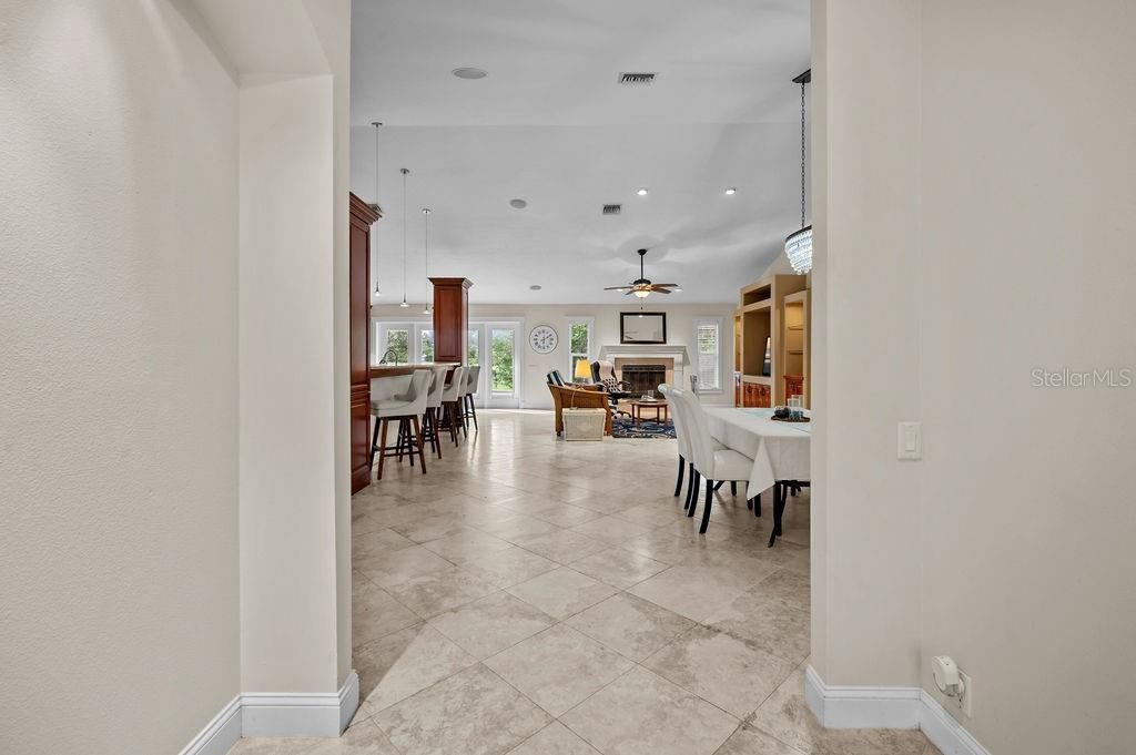 Под контрактом: $725,000 (4 спален, 2 ванн, 2500 Квадратных фут)