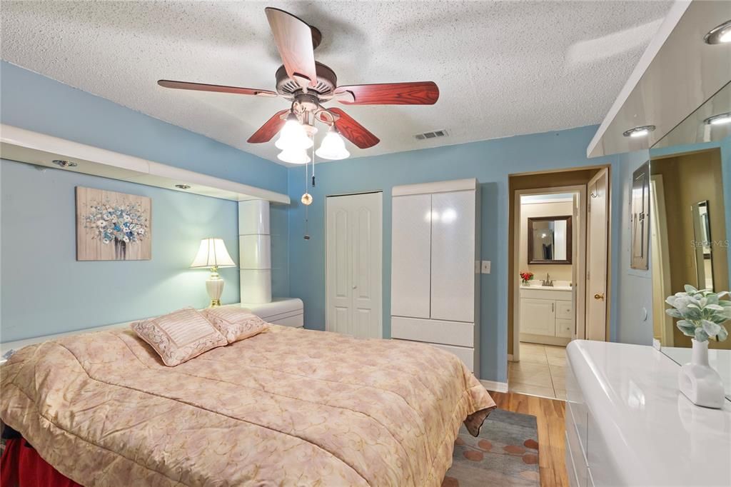 待售: $130,000 (2 贝兹, 2 浴室, 984 平方英尺)