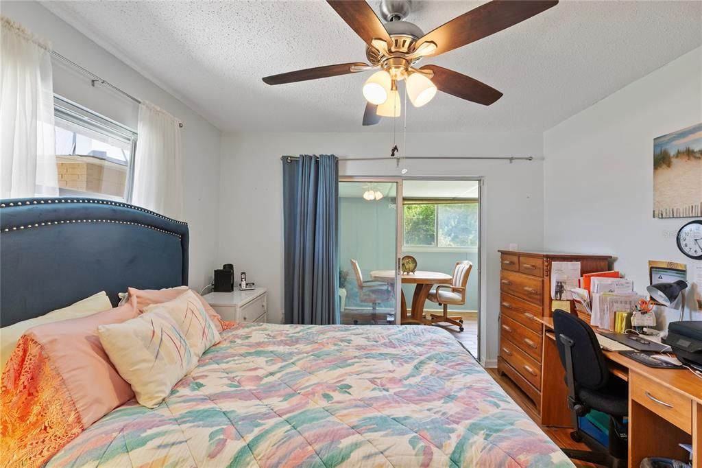 待售: $130,000 (2 贝兹, 2 浴室, 984 平方英尺)